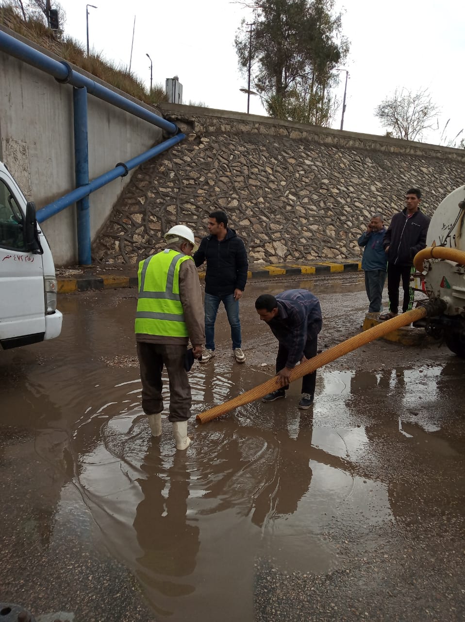 عمال شركات المياه والمعدات يسحبون مياه الامطار من مطالع وانفاق محافظة القليوبية  (4)