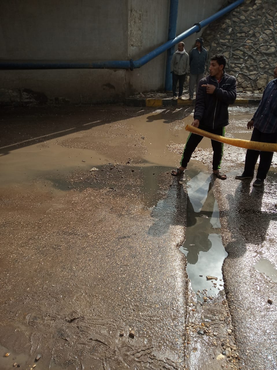 عمال شركات المياه والمعدات يسحبون مياه الامطار من مطالع وانفاق محافظة القليوبية  (2)