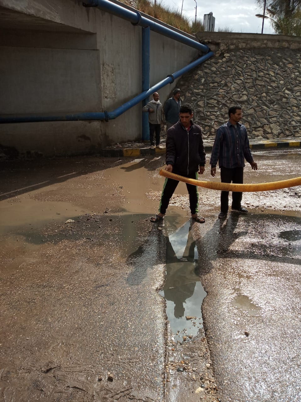 عمال شركات المياه والمعدات يسحبون مياه الامطار من مطالع وانفاق محافظة القليوبية  (8)