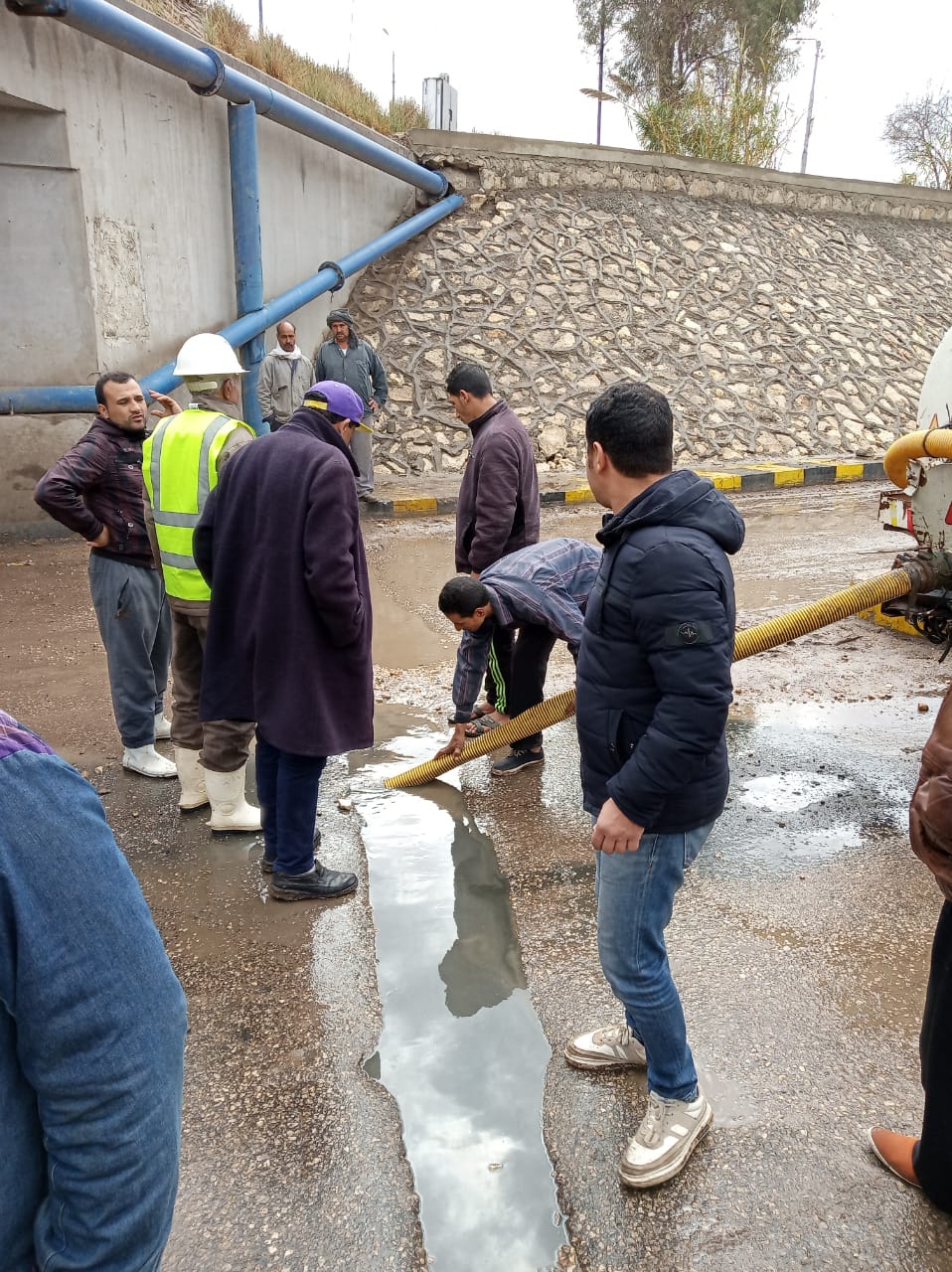 عمال شركات المياه والمعدات يسحبون مياه الامطار من مطالع وانفاق محافظة القليوبية  (5)