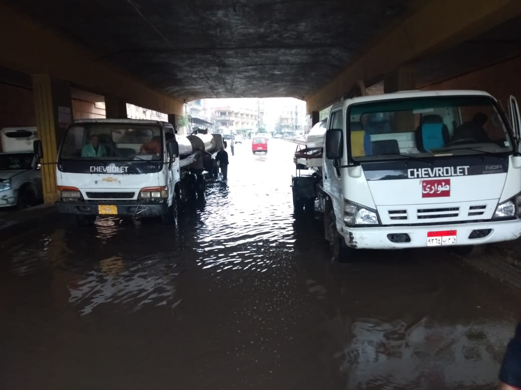 معدات مياه القليوبية منتشرة فى شوارع المحافظة وتوابعها لشفط الأمطار  (10)