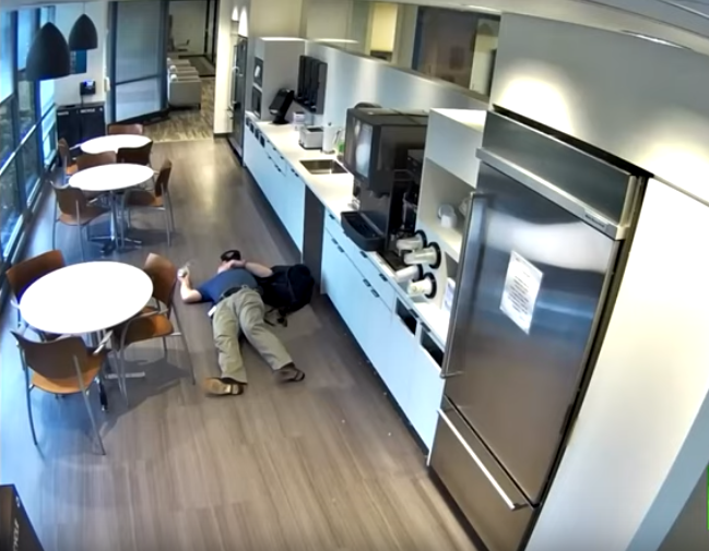 رجل يسقط نفسه داخل مطعم من أجل الحصول على تعويض مالى