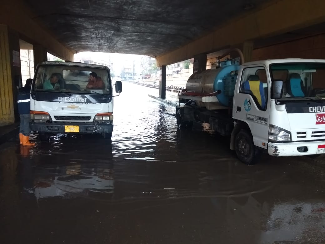معدات مياه القليوبية منتشرة فى شوارع المحافظة وتوابعها لشفط الأمطار  (9)