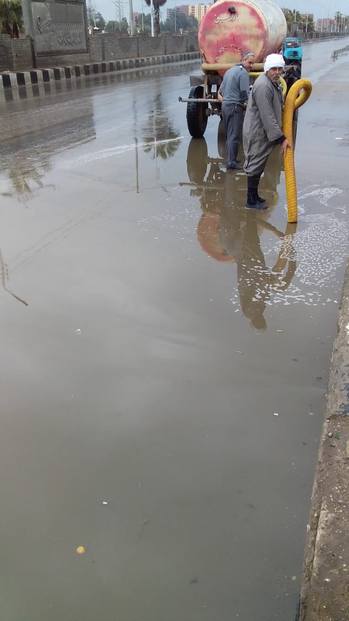 شفط مياه الأمطار من شوارع الزقازيق (6)