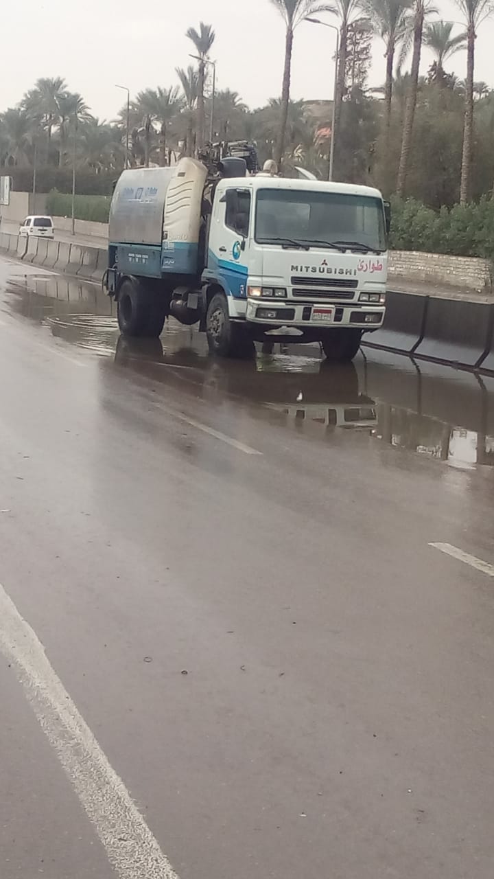 معدات مياه القليوبية منتشرة فى شوارع المحافظة وتوابعها لشفط الأمطار  (15)