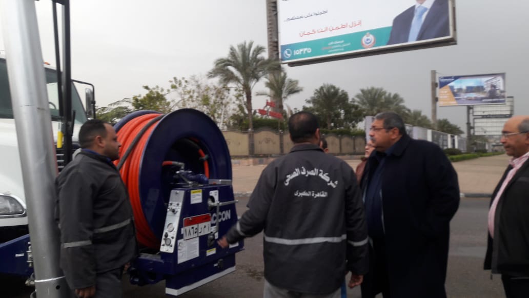 رئيس شركة صرف القاهرة يتابع عملية شفط الامطار من شوارع العاصمة  (2)
