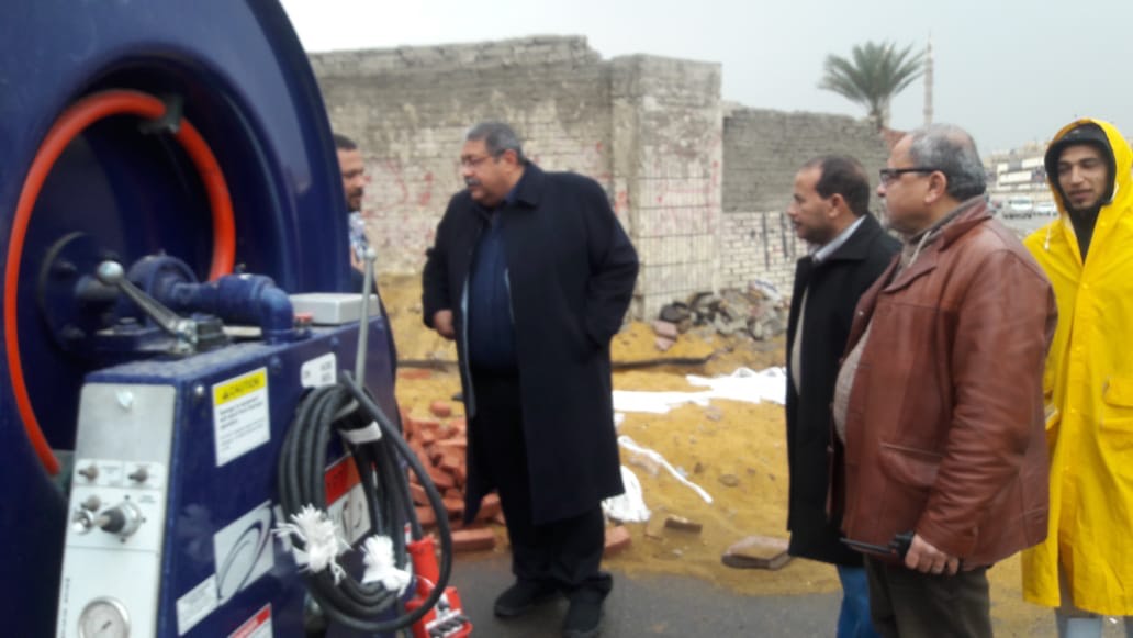 رئيس شركة صرف القاهرة يتابع عملية شفط الامطار من شوارع العاصمة  (3)