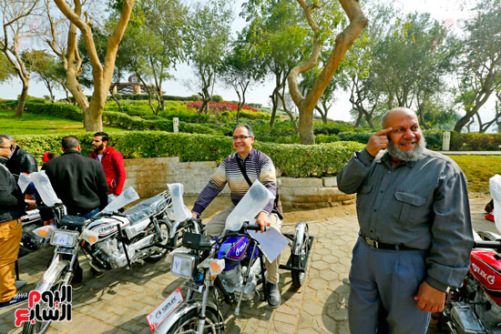 محافظ القاهرة يوزع دراجات بخارية على المعاقين بحديقة الأزهر (35)
