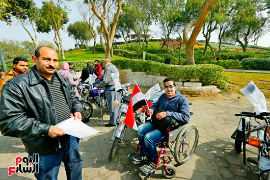 محافظ القاهرة يوزع دراجات بخارية على المعاقين بحديقة الأزهر (36)