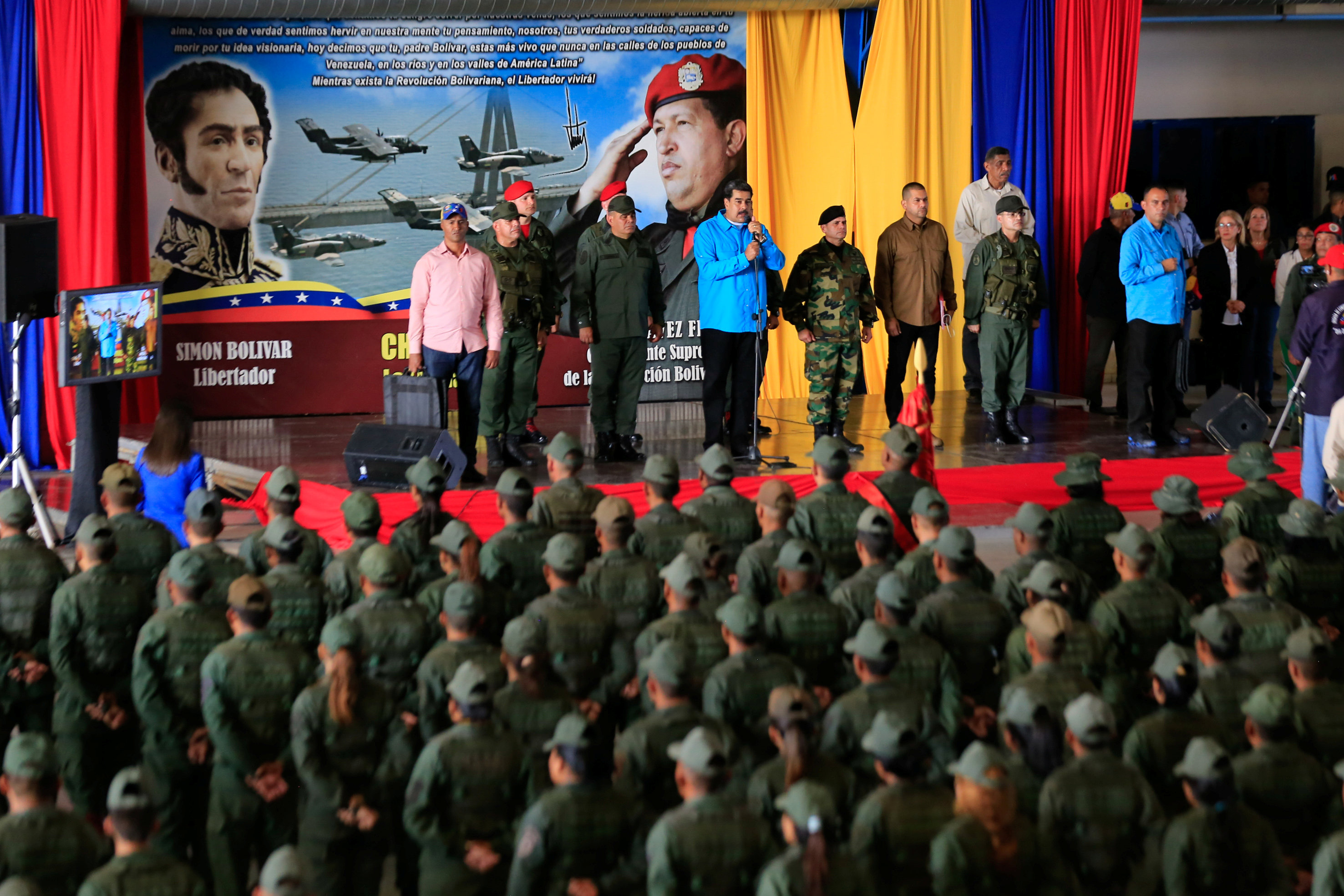 الرئيس الفنزويلى يحضر تدريبات عسكرية فى ماراكايبو (2)