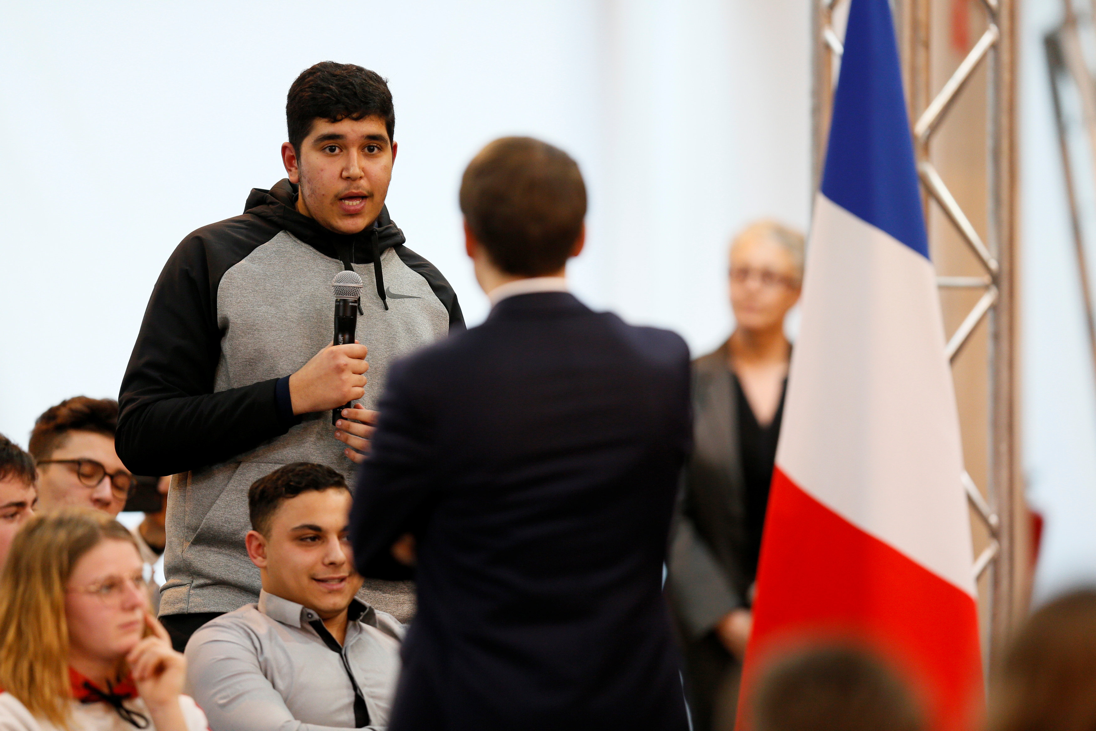 شاب يلقى سؤالا للرئيس الفرنسى