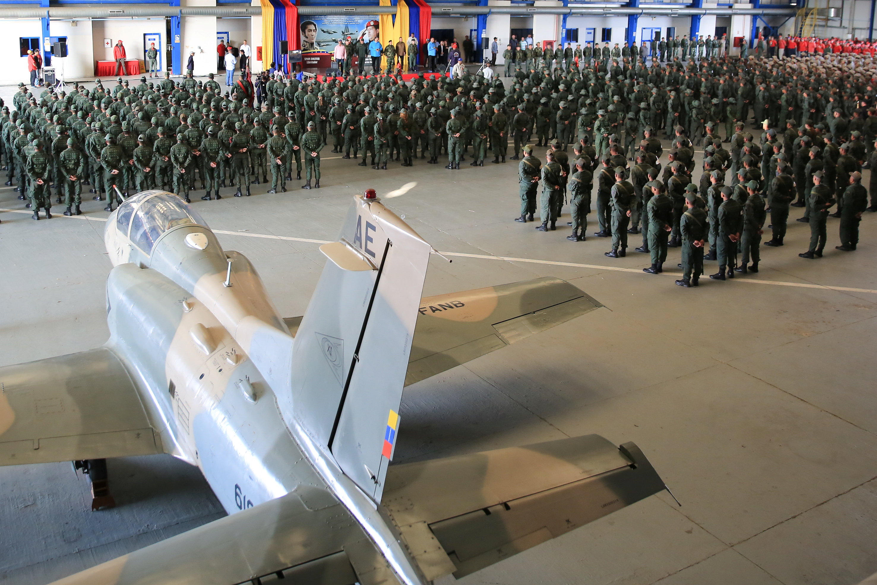الرئيس الفنزويلى يحضر تدريبات عسكرية فى ماراكايبو (3)