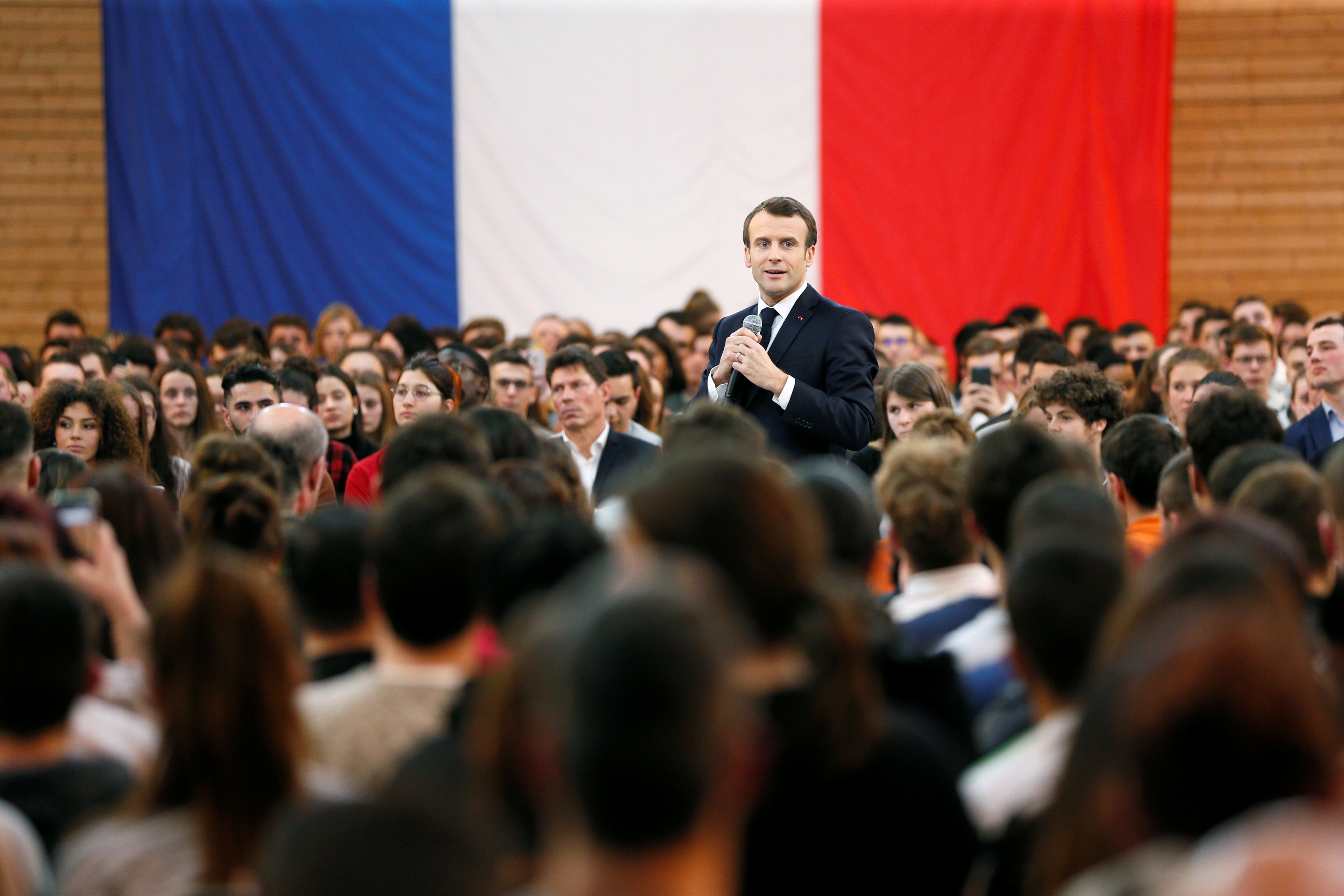 الرئيس الفرنسى يتوسط الحضور ويخاطبهم
