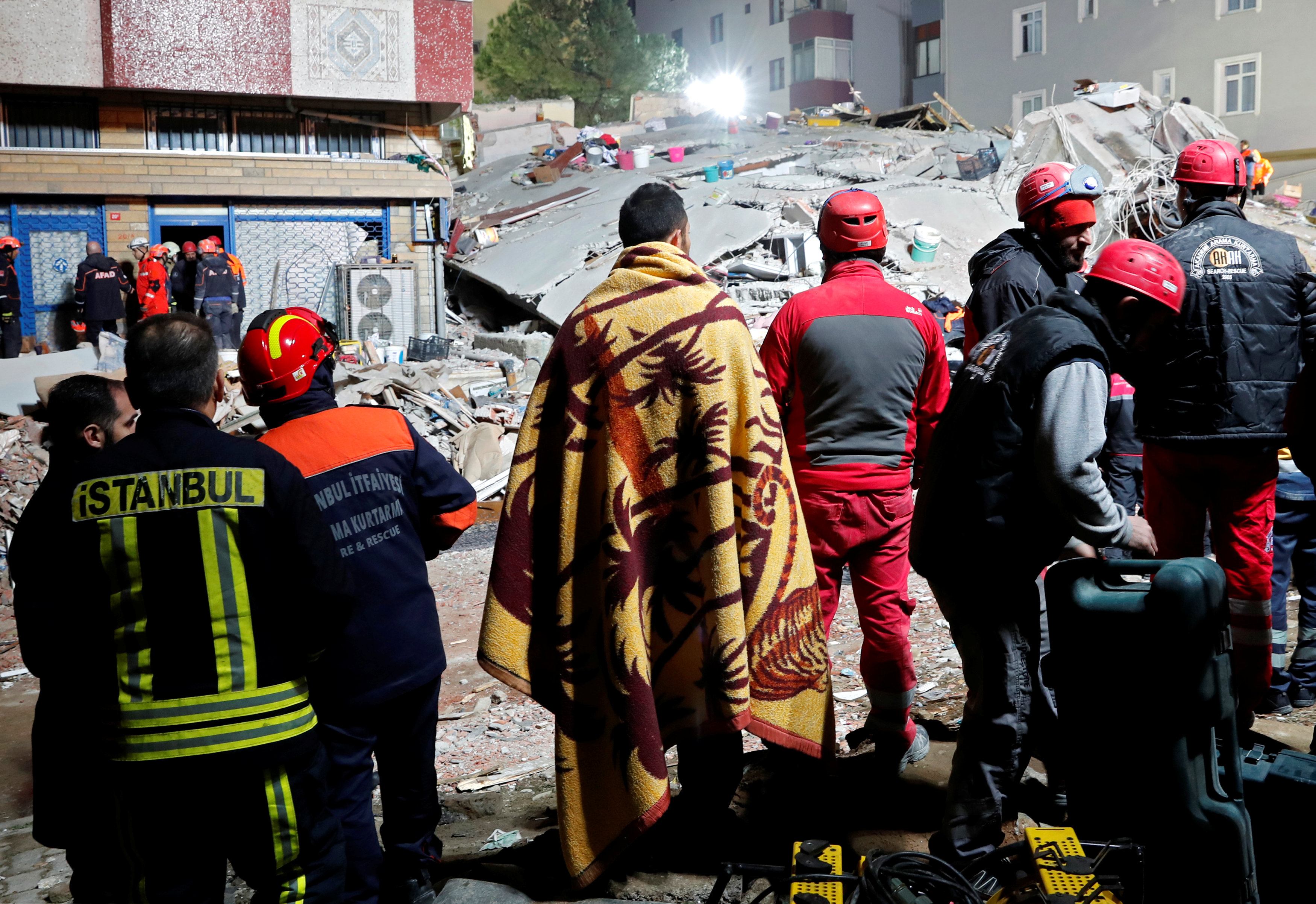 انهيار مبنى سكنى باسطنبول التركية (8)