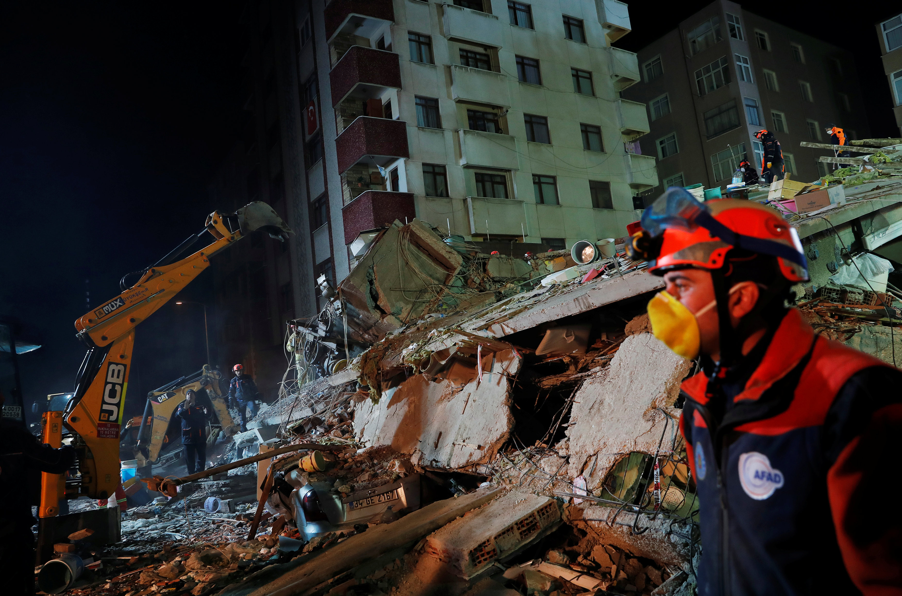 انهيار مبنى سكنى باسطنبول التركية (16)