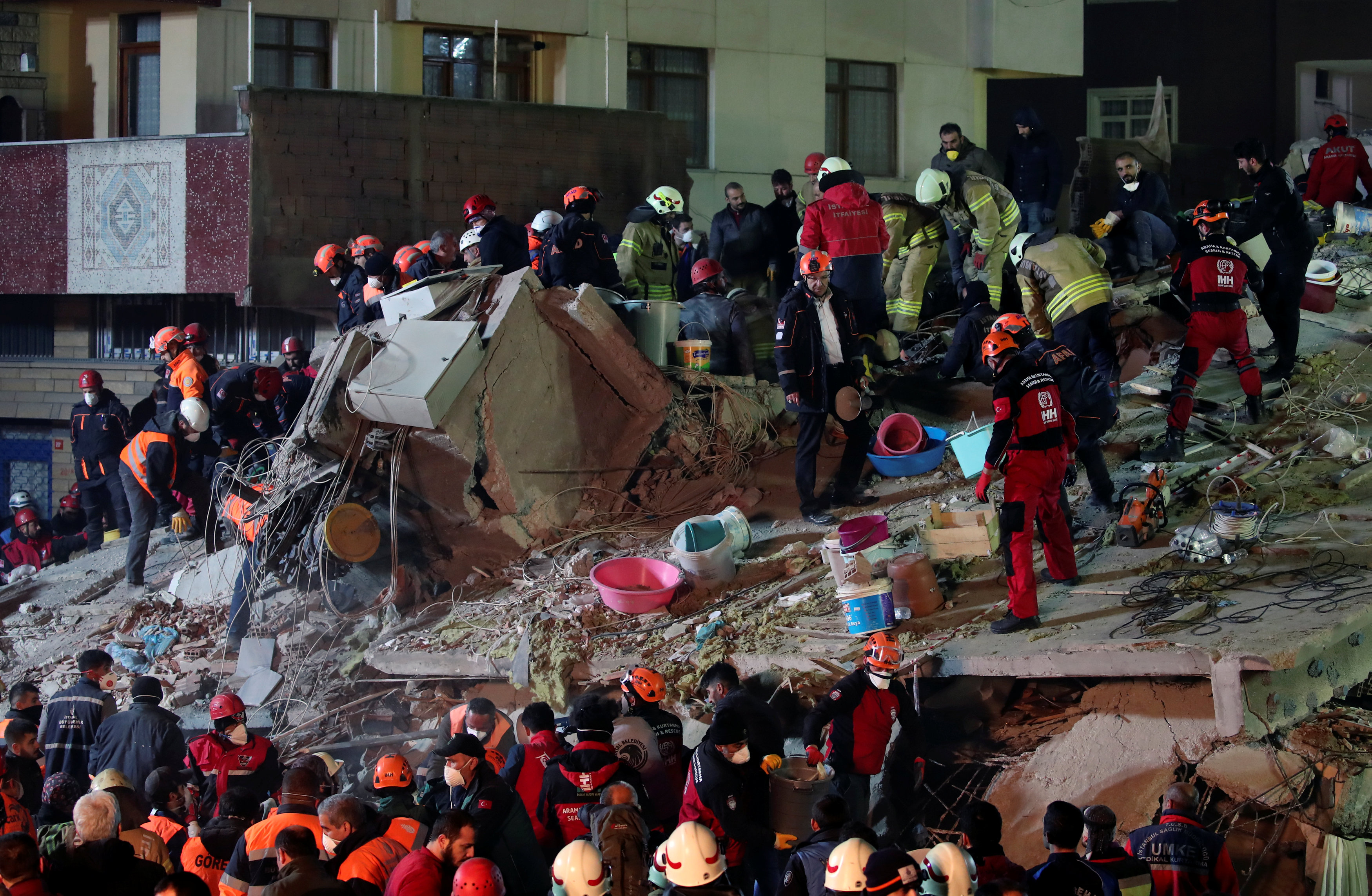انهيار مبنى سكنى باسطنبول التركية (4)