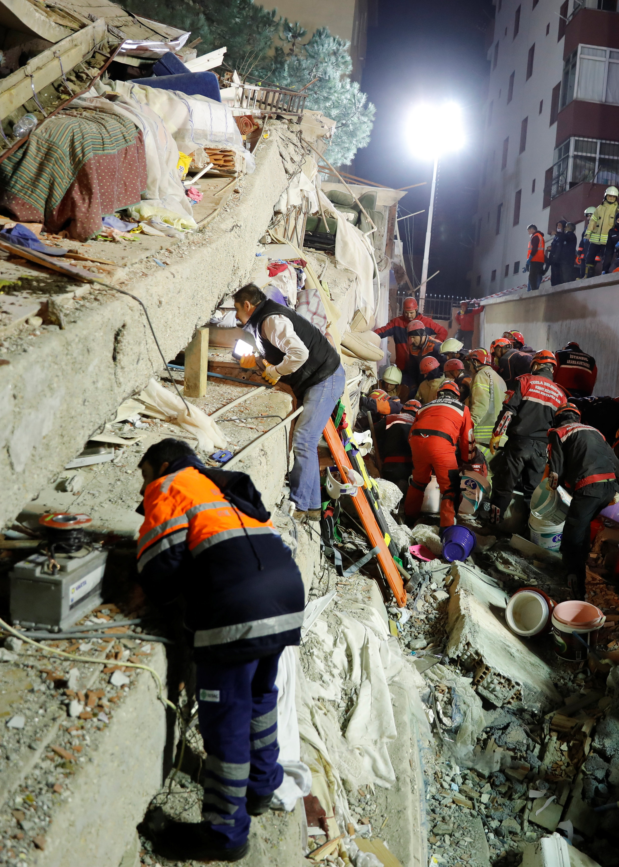 انهيار مبنى سكنى باسطنبول التركية (6)