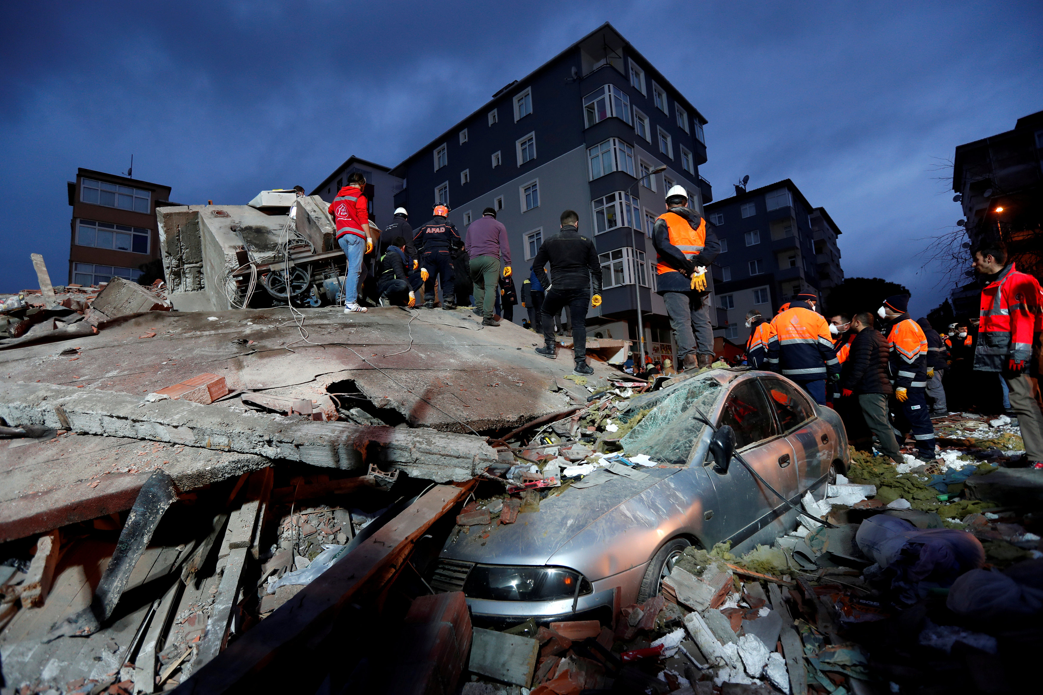 انهيار مبنى سكنى باسطنبول التركية (1)