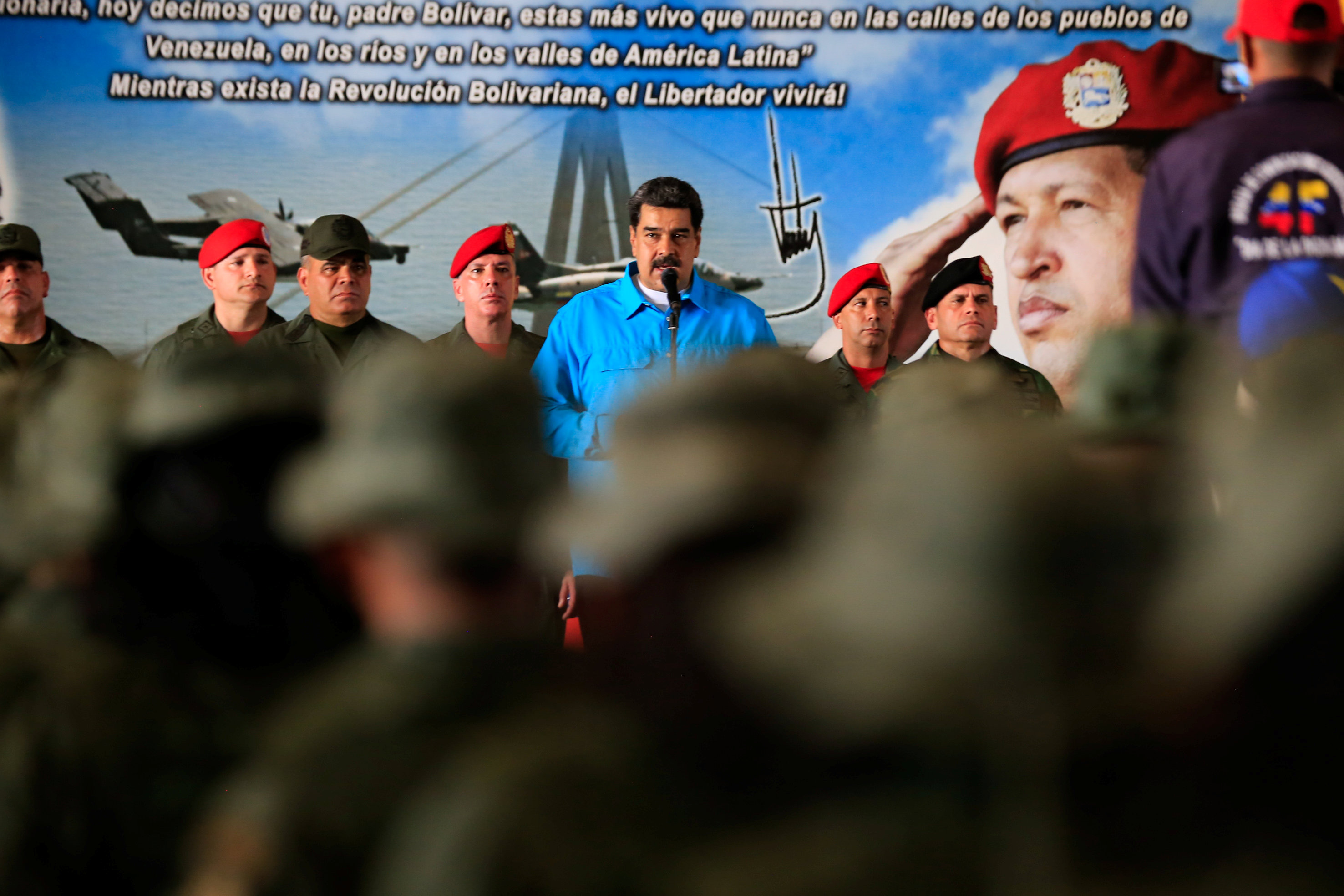 الرئيس الفنزويلى يحضر تدريبات عسكرية فى ماراكايبو (1)