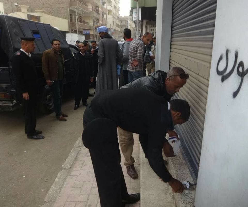 غلق وتشميع 6 محلات بدون ترخيص بمدينة الأقصر (1)