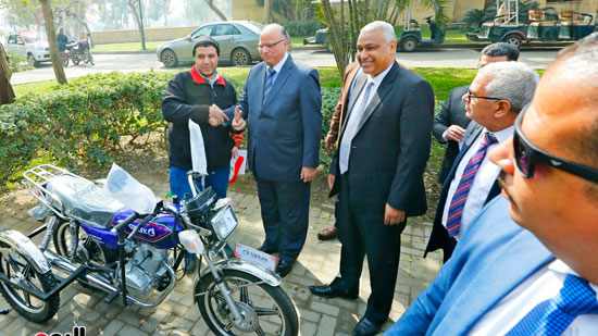محافظ القاهرة يوزع دراجات بخارية على المعاقين بحديقة الأزهر (3)