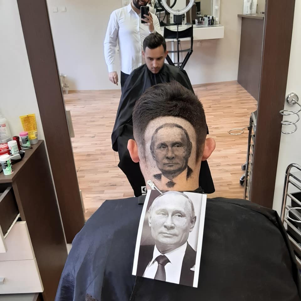 الرئيس الروسى بوتين ضمن رسومات شعر الحلاق الصربى