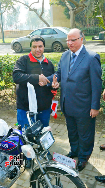 محافظ القاهرة يوزع دراجات بخارية على المعاقين بحديقة الأزهر (4)