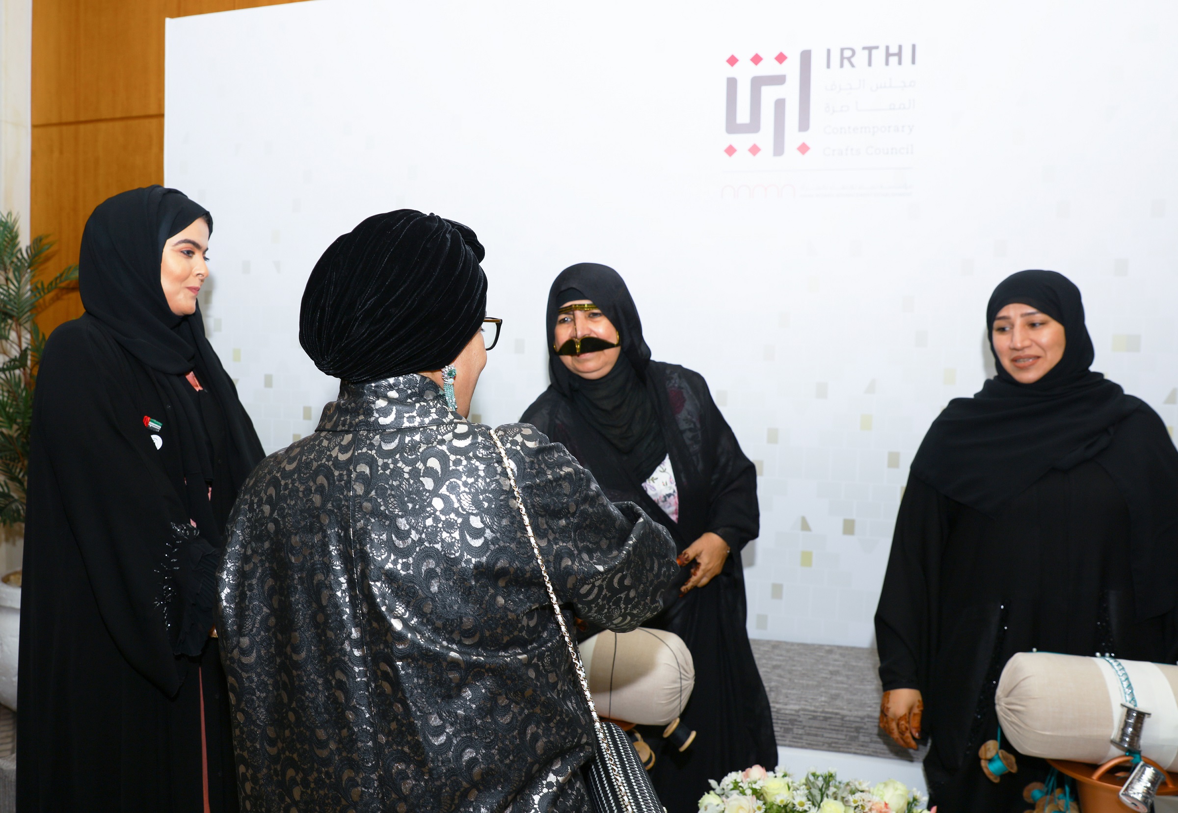 الشيخة جواهر القاسمي مع الحرفيات الإماراتيات المشاركات في الملتقى