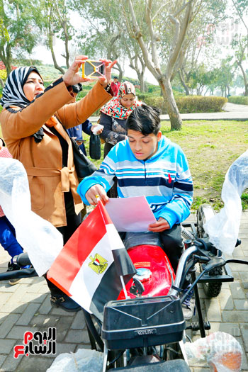 محافظ القاهرة يوزع دراجات بخارية على المعاقين بحديقة الأزهر (5)