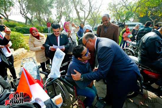 محافظ القاهرة يوزع دراجات بخارية على المعاقين بحديقة الأزهر (8)