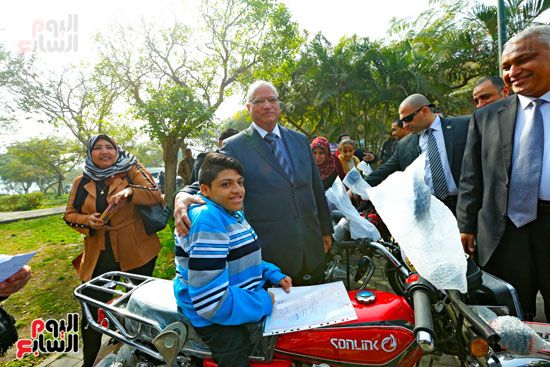محافظ القاهرة يوزع دراجات بخارية على المعاقين بحديقة الأزهر (7)