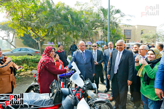 محافظ القاهرة يوزع دراجات بخارية على المعاقين بحديقة الأزهر (6)