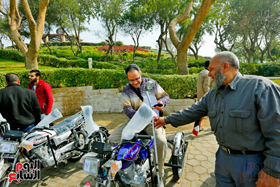 محافظ القاهرة يوزع دراجات بخارية على المعاقين بحديقة الأزهر (34)