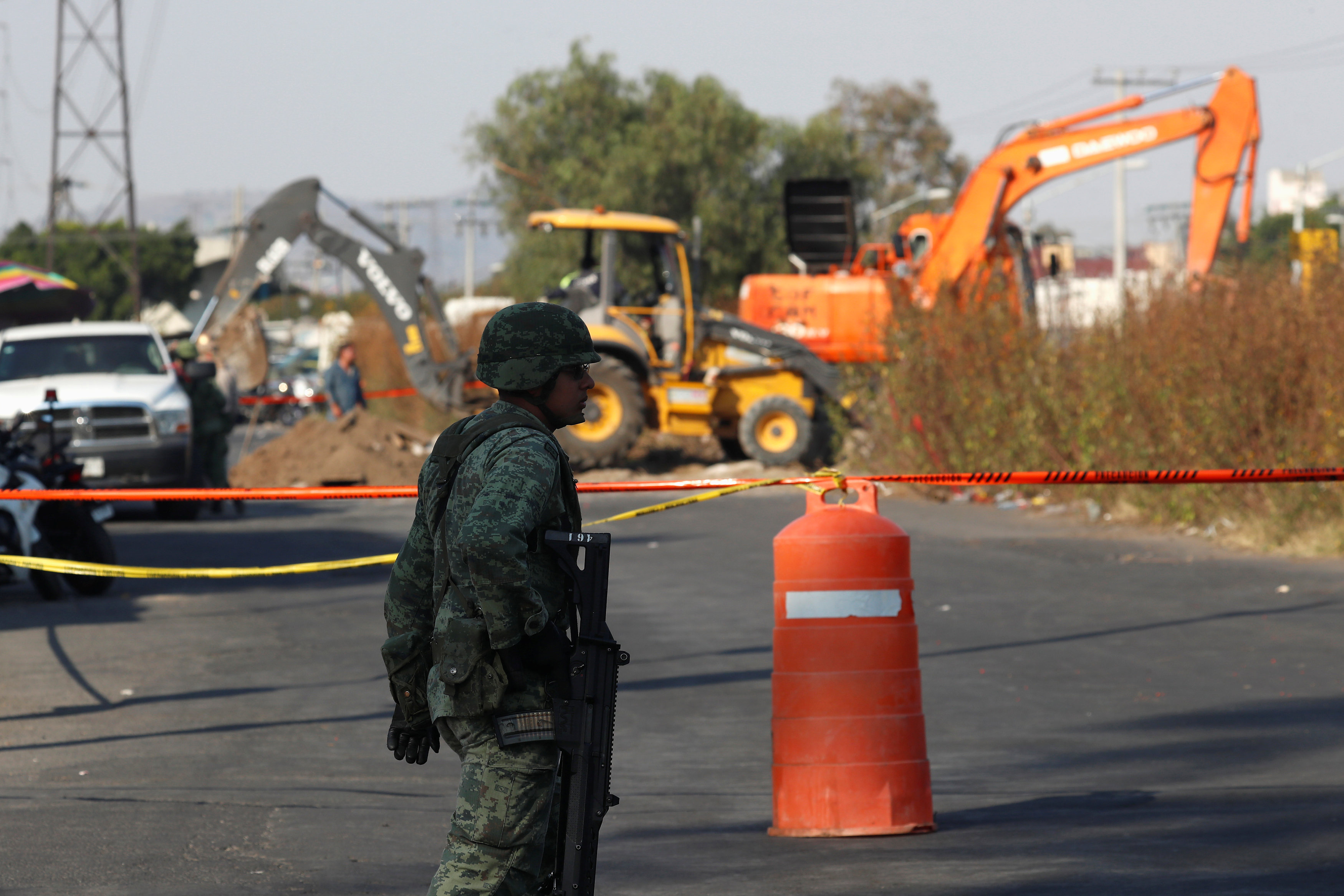 الجيش المكسيكى يقود حملة مكبرة ضد سارقى الوقود (5)