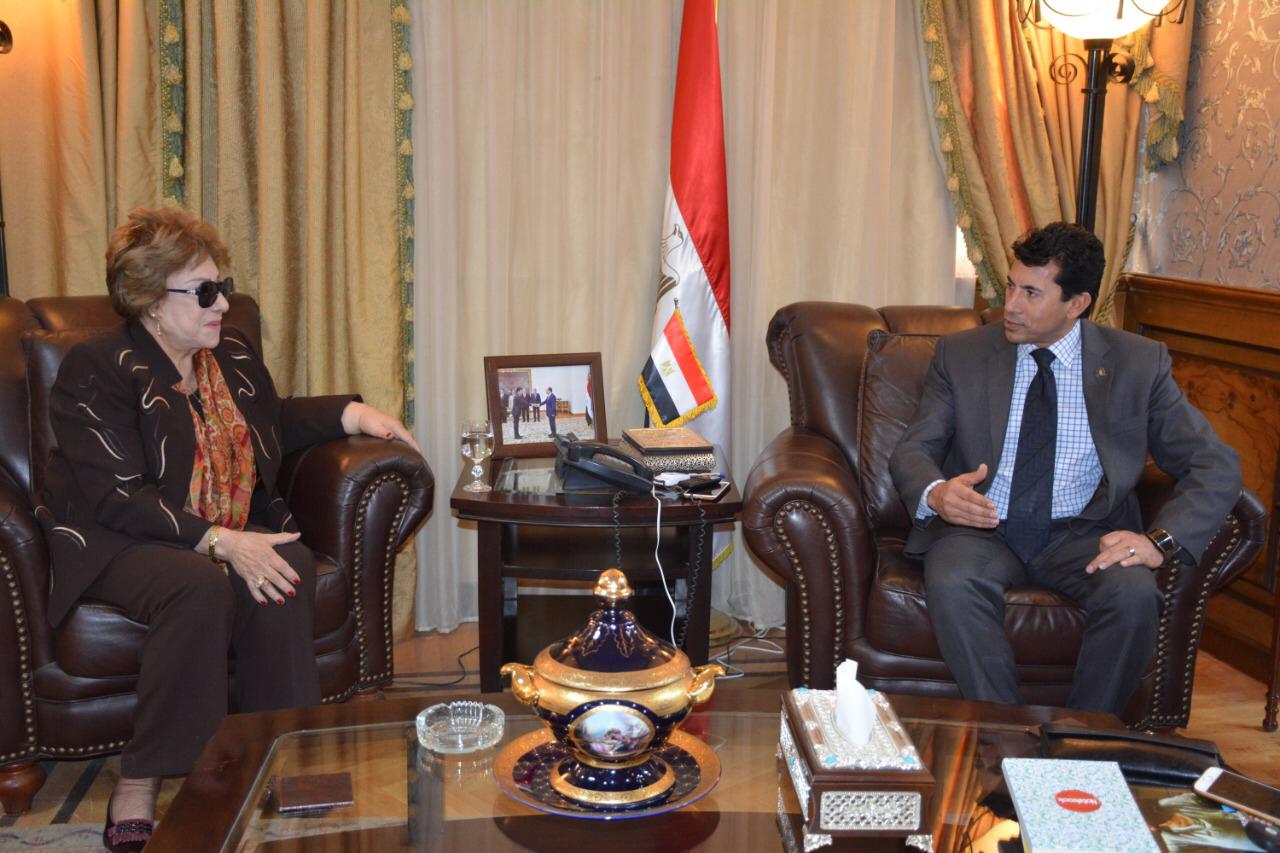 وزير الشباب والرياضة الدكتور اشرف صبحي مع سيدة المسرح العربي سميحة أيوب