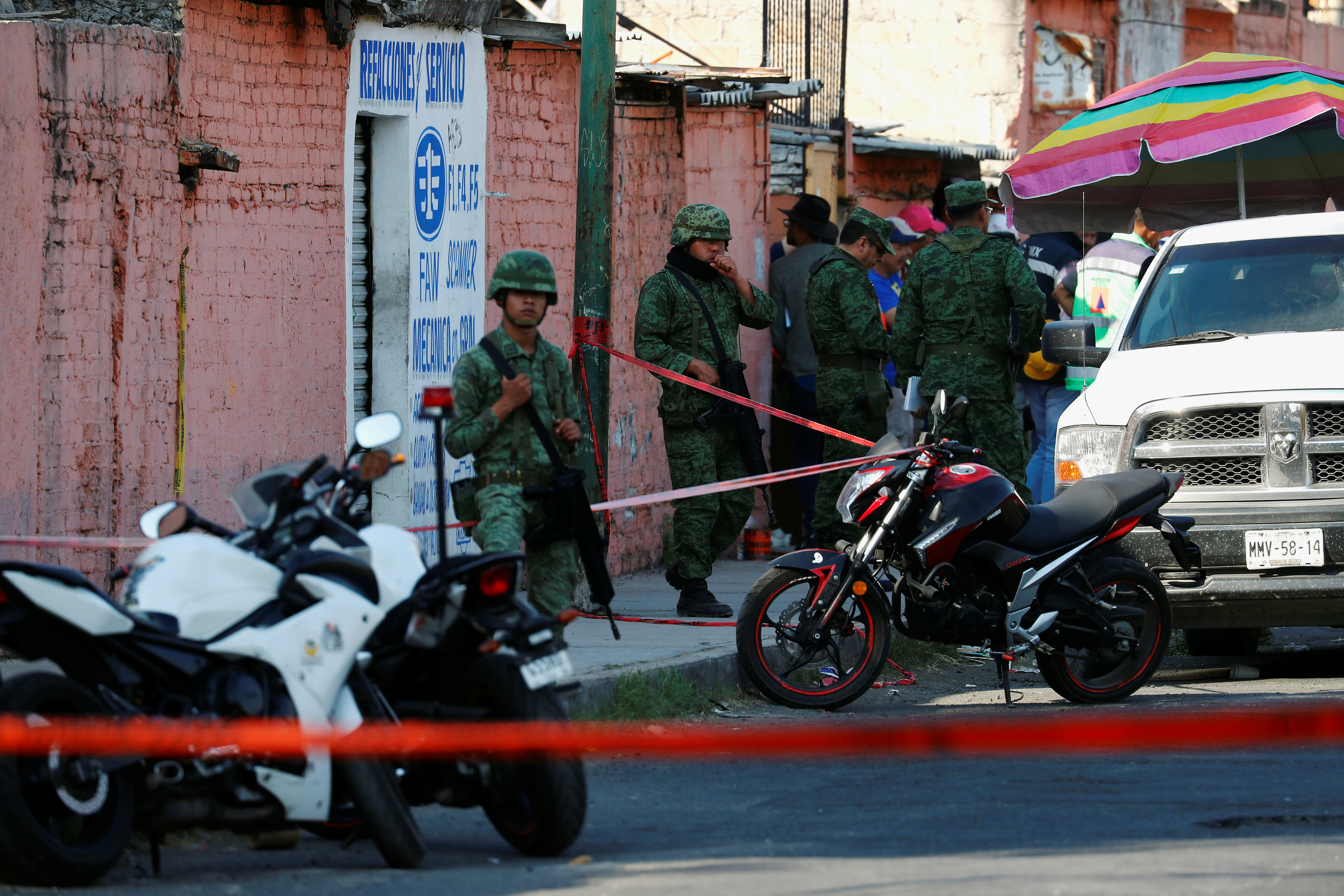 الجيش المكسيكى يقود حملة مكبرة ضد سارقى الوقود (6)
