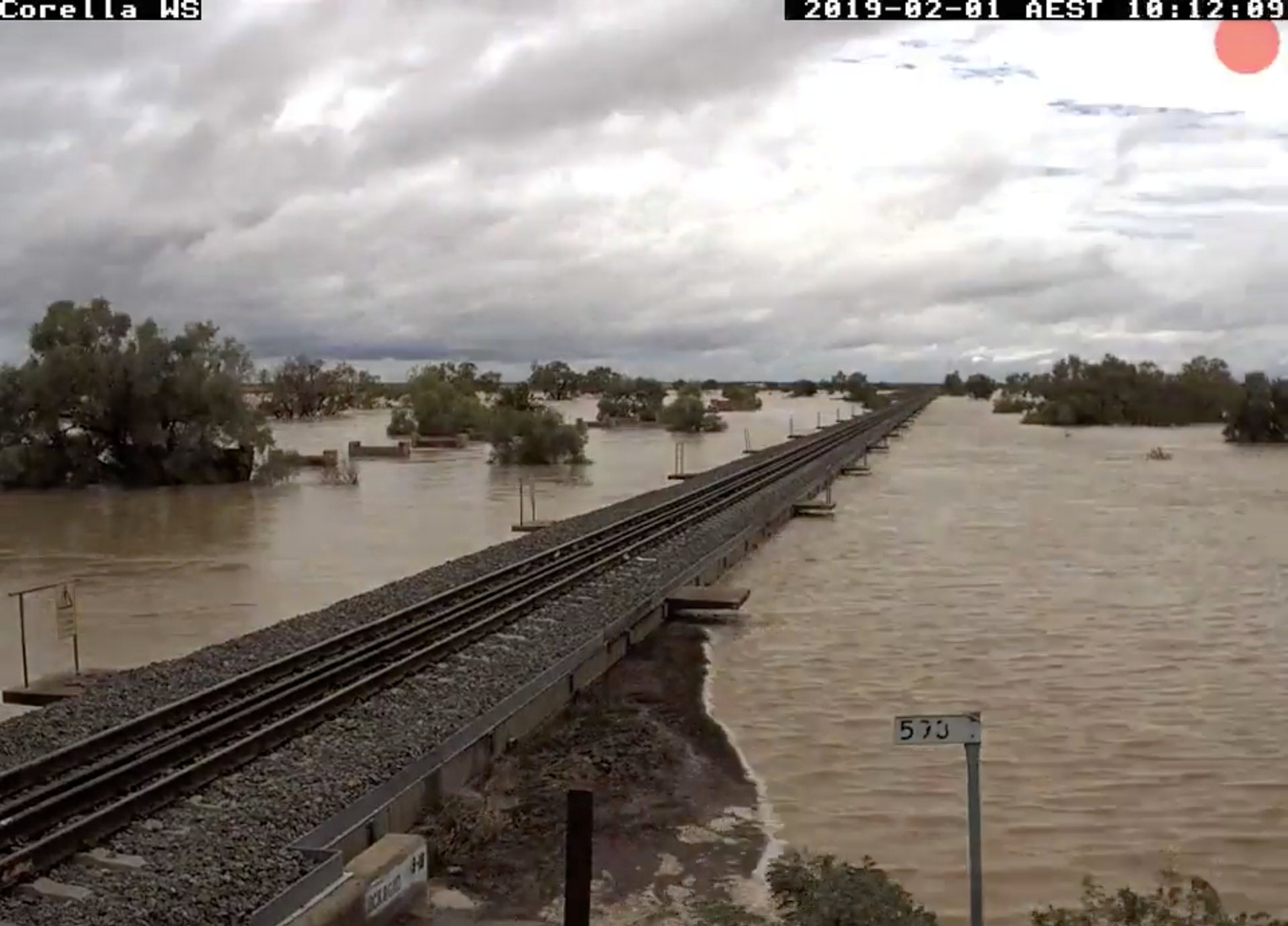 مياه الفيضانات تغمر خطوط السكة الحديد  (5)