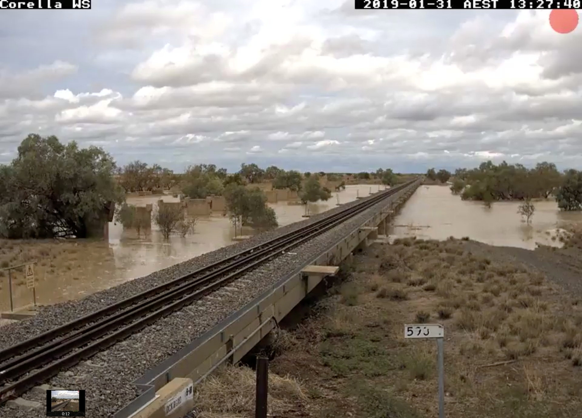 مياه الفيضانات تغمر خطوط السكة الحديد  (2)