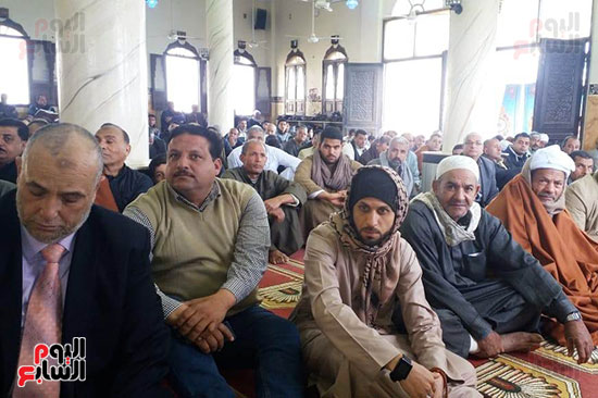 وزير التموين يؤدي صلاة الجمعة بمسجد بأبو كبير بالشرقية (8)