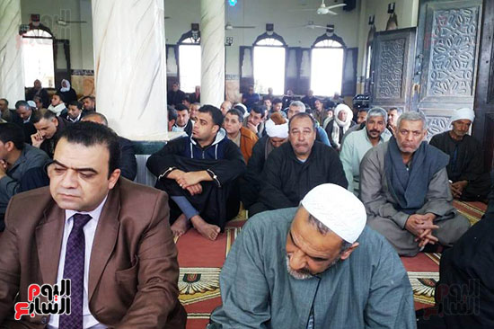 وزير التموين يؤدي صلاة الجمعة بمسجد بأبو كبير بالشرقية (5)