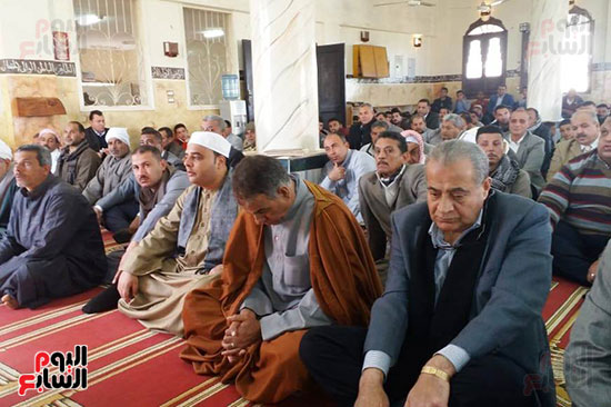 وزير التموين يؤدي صلاة الجمعة بمسجد بأبو كبير بالشرقية (6)