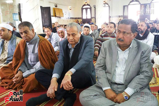 وزير التموين يؤدي صلاة الجمعة بمسجد بأبو كبير بالشرقية (2)