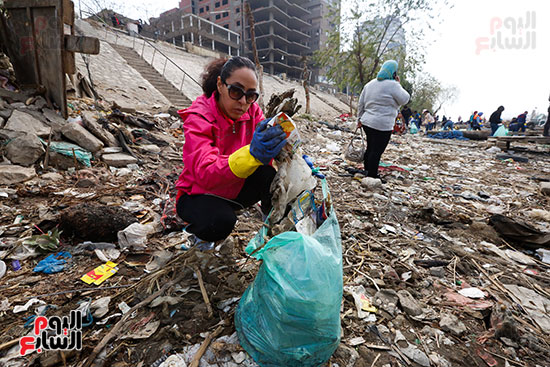 وزيرة البيئة تطلق حملة لتنظيف نهر النيل من المخلفات خاصة البلاستيكية (52)