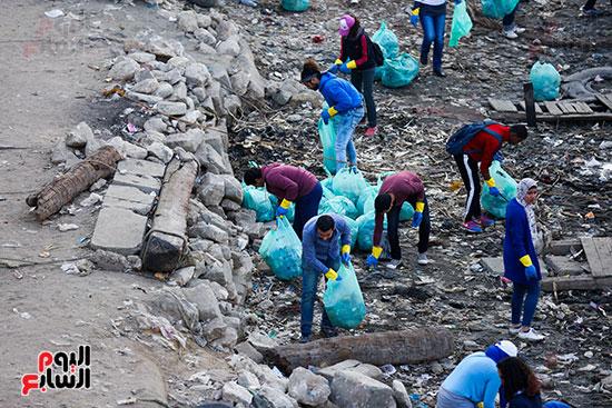 وزيرة البيئة تطلق حملة لتنظيف نهر النيل من المخلفات خاصة البلاستيكية (69)