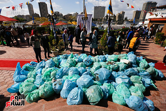 وزيرة البيئة تطلق حملة لتنظيف نهر النيل من المخلفات خاصة البلاستيكية (96)