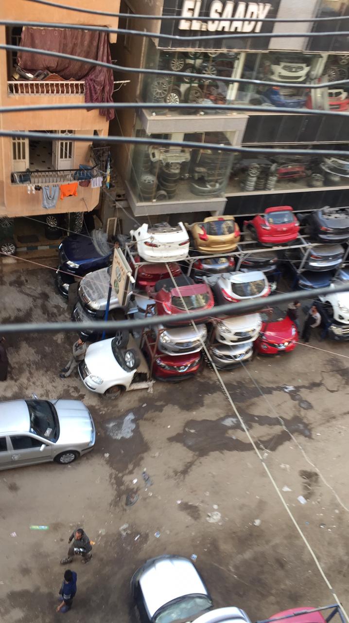 ورش لتصليح السيارات داخل الكتلة السكنية فى مدينة الحرفين بالسلام (4)