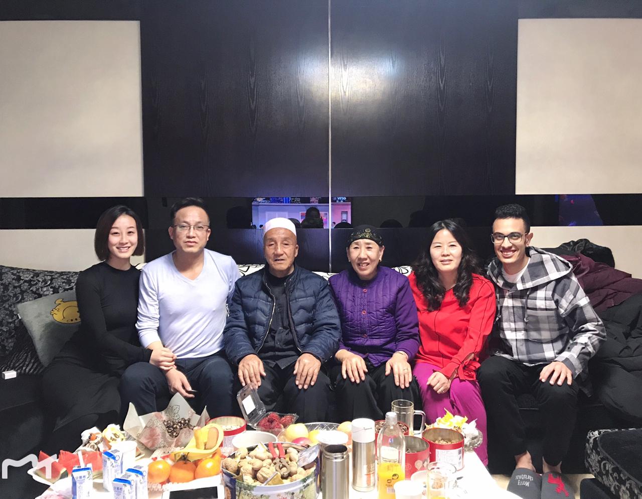 محرر اليوم السابع مع أسرة صينية