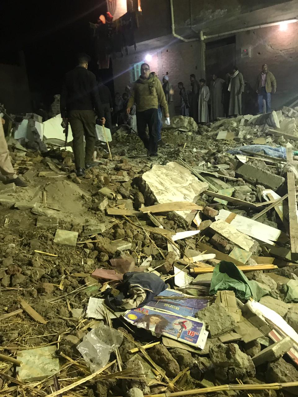 موقع حادث انهيار منزل منفلوط بقرية بنى مجد (4)