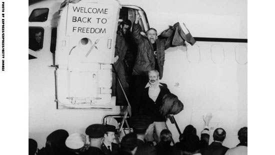 الرهائن الأمريكيون لدى مغاردتهم الطائرة التى أقلتهم من إيران بعد الإفراج عنهم، يناير 1981