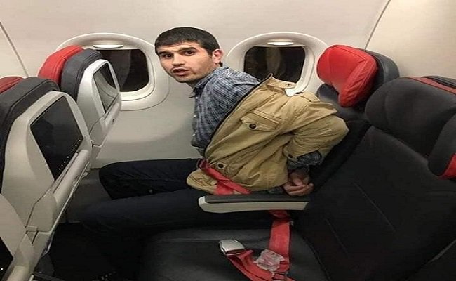 محمد عبد الحفيظ مقيد اليدين في الطائرة
